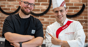 Kadr z odcinka z autorem kanału „Maciej je” w kuchni EAT