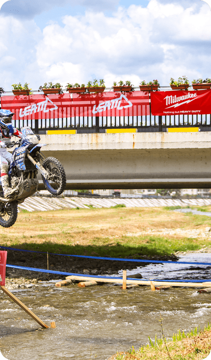 Zawodnik motocrossowy na torze podczas wydarzenia sponsorowanego przez MILWAUKEE