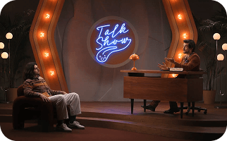 Plan zdjęciowy talk-show z neonem „Talk Show” – dwóch prowadzących podczas nagrania odcinka kampanii Paramig