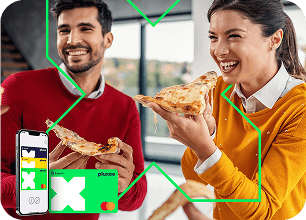 Para w kolorowych swetrach jedząca pizzę — kreacja Karty Pluxee Lunch