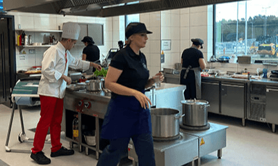 Szef kuchni EAT by Sodexo podczas nagrania odcinka